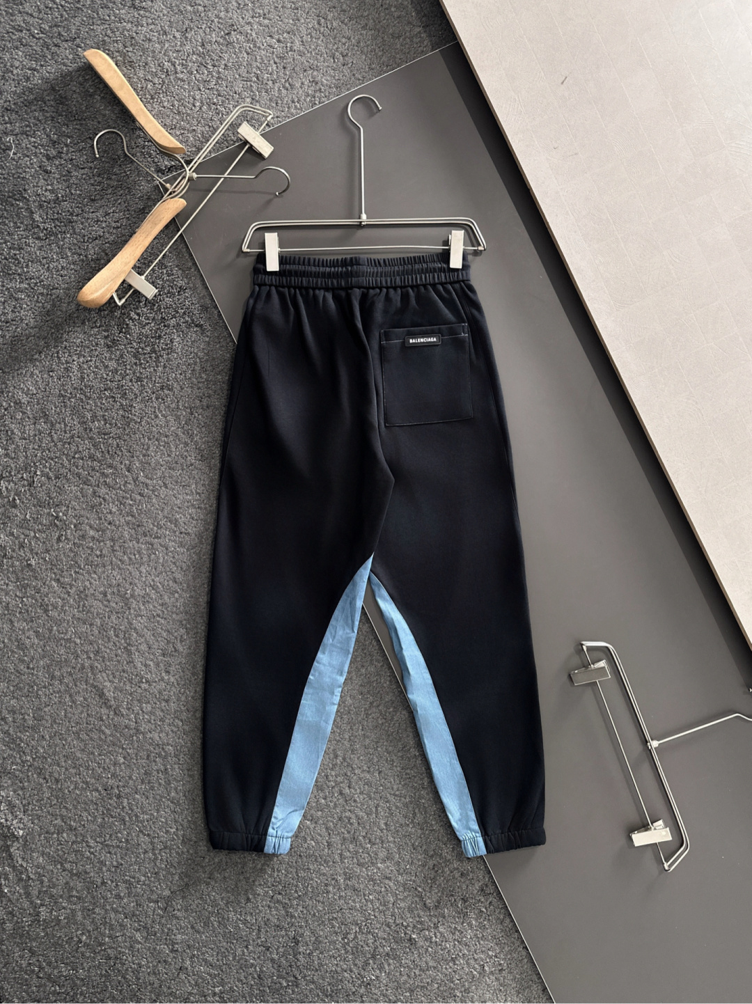 BAL 2025秋冬新品休闲裤，经典款百看不厌，裤身工艺设计，进口客供辅料、面料定制，每个细节做到极致，