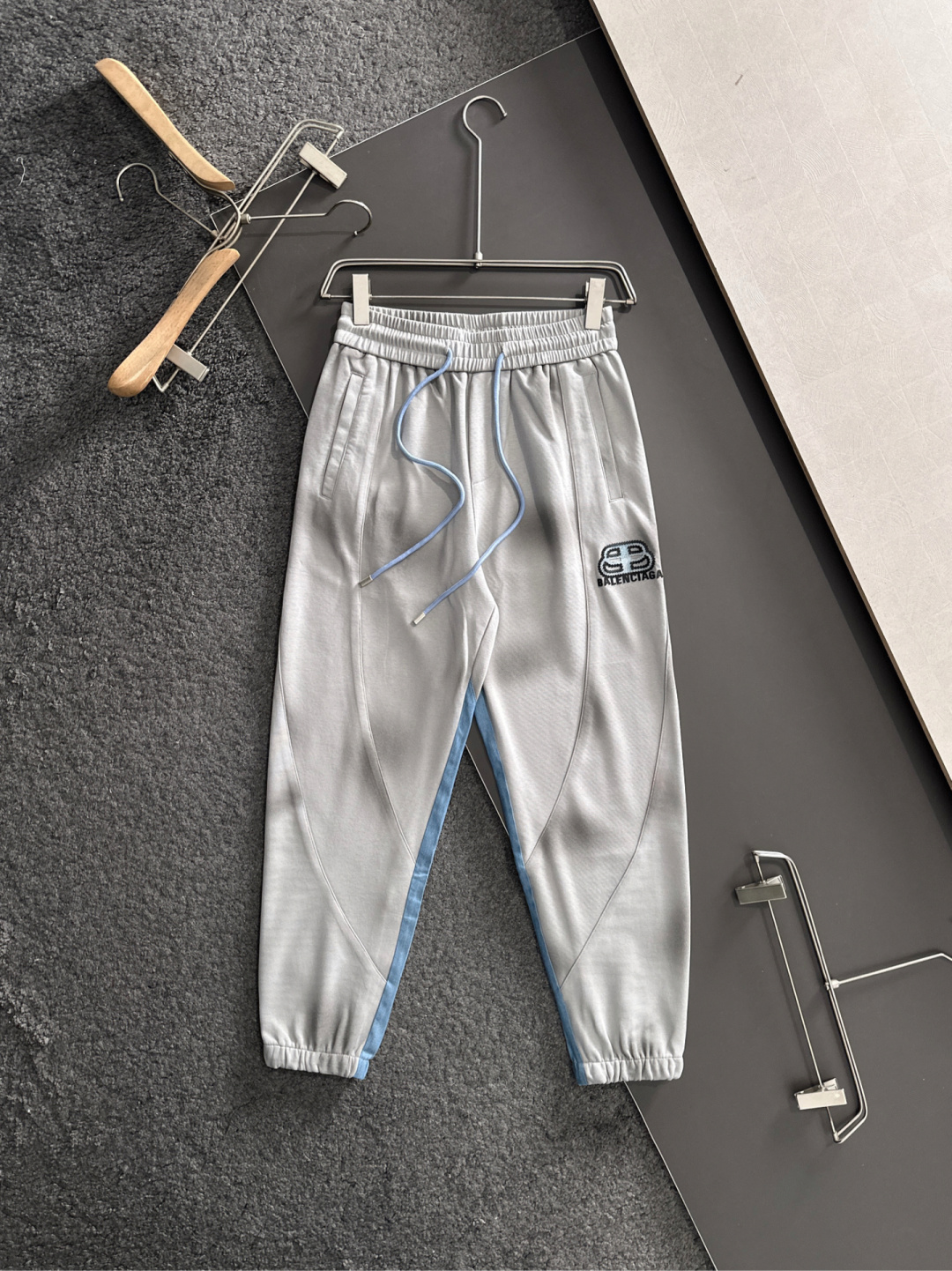 BAL 2025秋冬新品休闲裤，经典款百看不厌，裤身工艺设计，进口客供辅料、面料定制，每个细节做到极致，