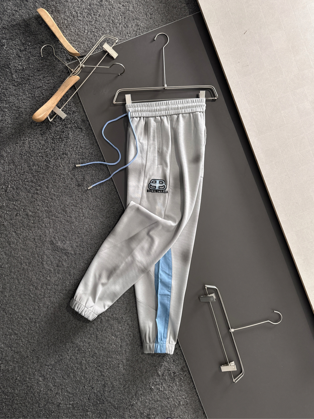 BAL 2025秋冬新品休闲裤，经典款百看不厌，裤身工艺设计，进口客供辅料、面料定制，每个细节做到极致，