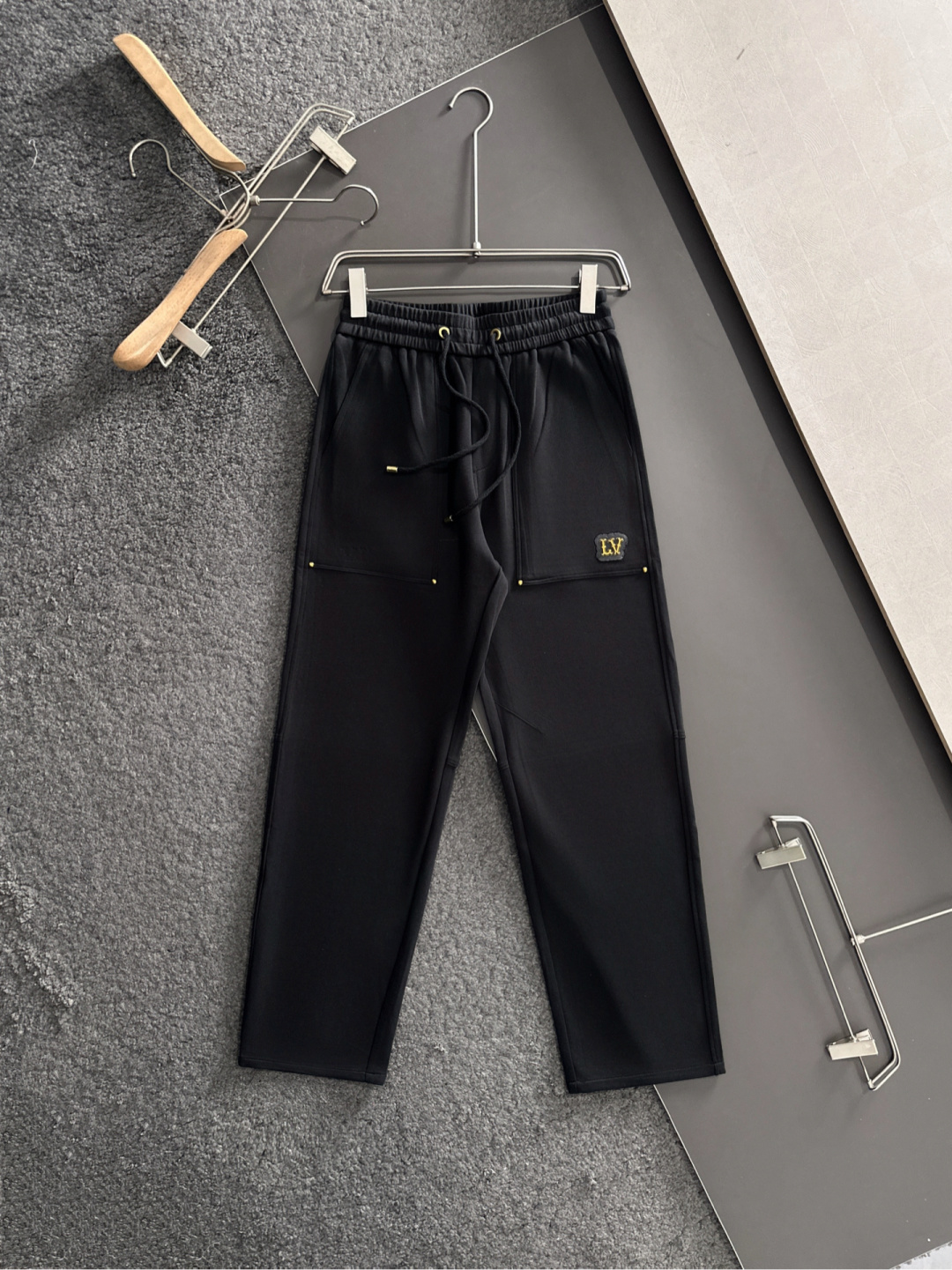 1V 2025秋冬新品休闲裤，经典款百看不厌，裤身工艺设计，进口客供辅料、面料定制，每个细节做到极致，原