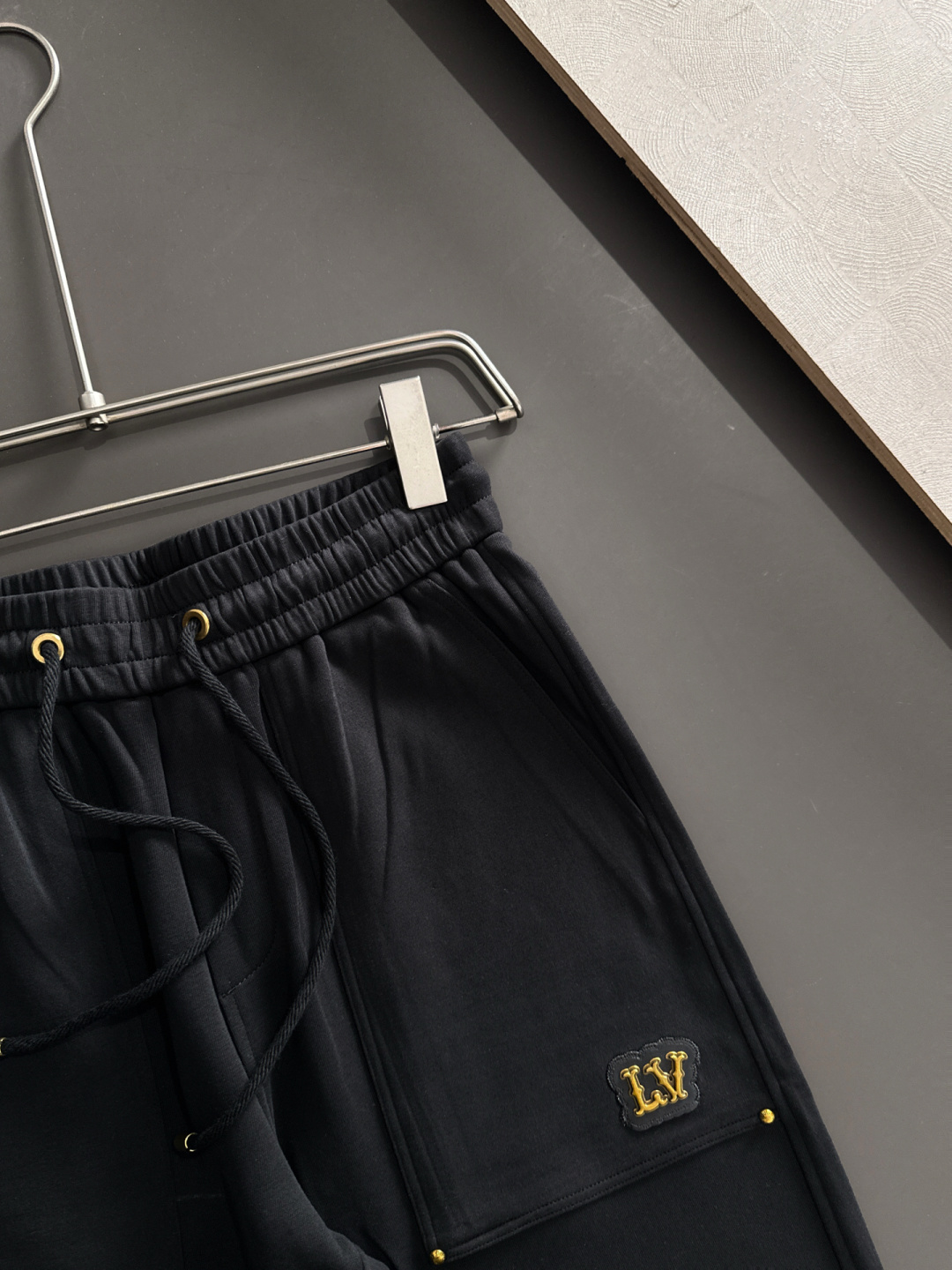 1V 2025秋冬新品休闲裤，经典款百看不厌，裤身工艺设计，进口客供辅料、面料定制，每个细节做到极致，原