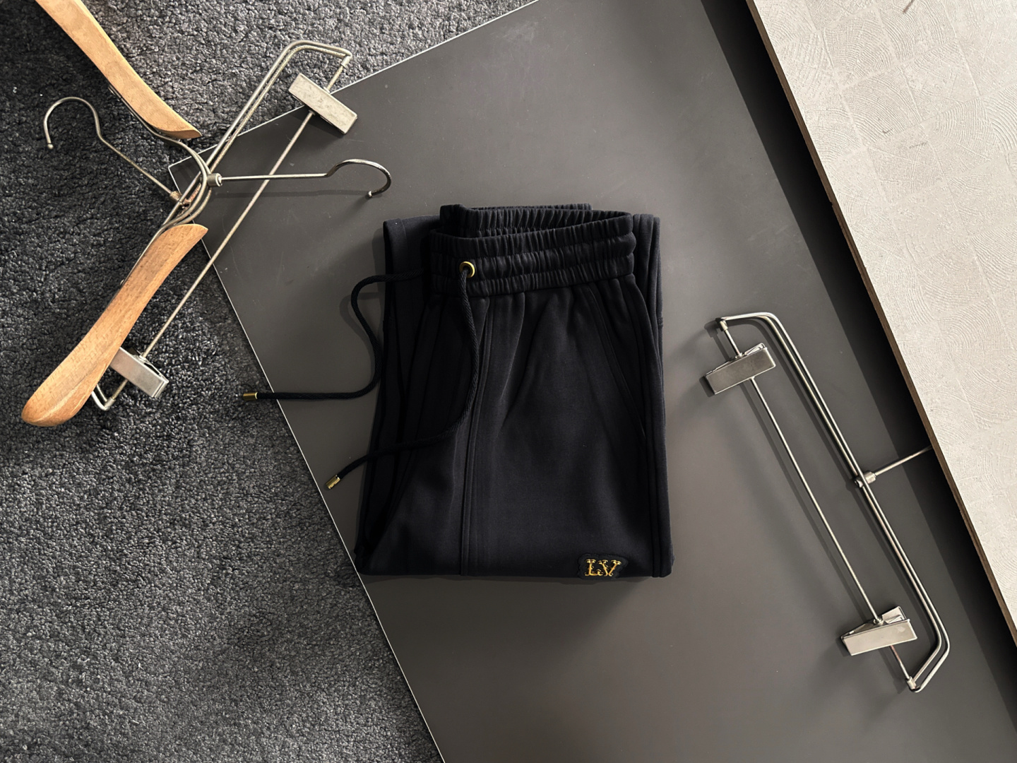 1V 2025秋冬新品休闲裤，经典款百看不厌，裤身工艺设计，进口客供辅料、面料定制，每个细节做到极致，原