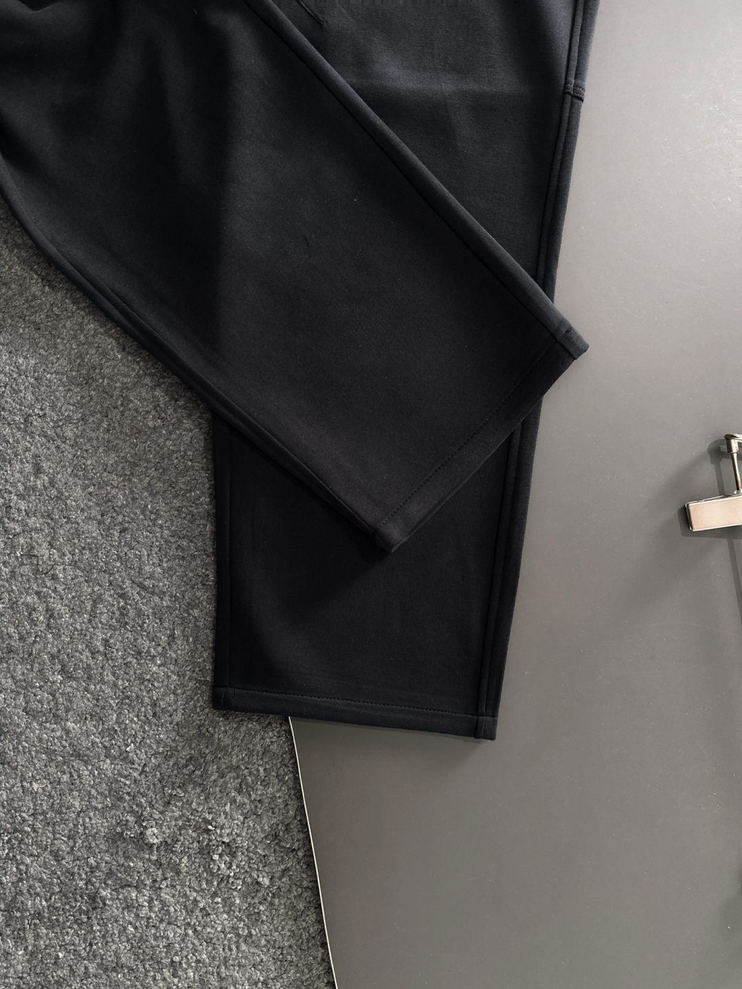 1V 2025秋冬新品休闲裤，经典款百看不厌，裤身工艺设计，进口客供辅料、面料定制，每个细节做到极致，原