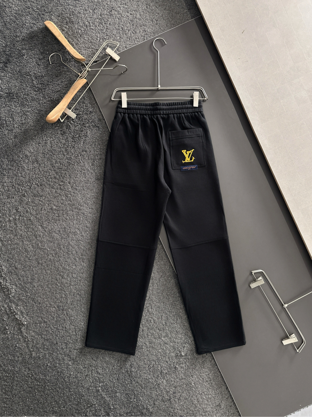 1V 2025秋冬新品休闲裤，经典款百看不厌，裤身工艺设计，进口客供辅料、面料定制，每个细节做到极致，原