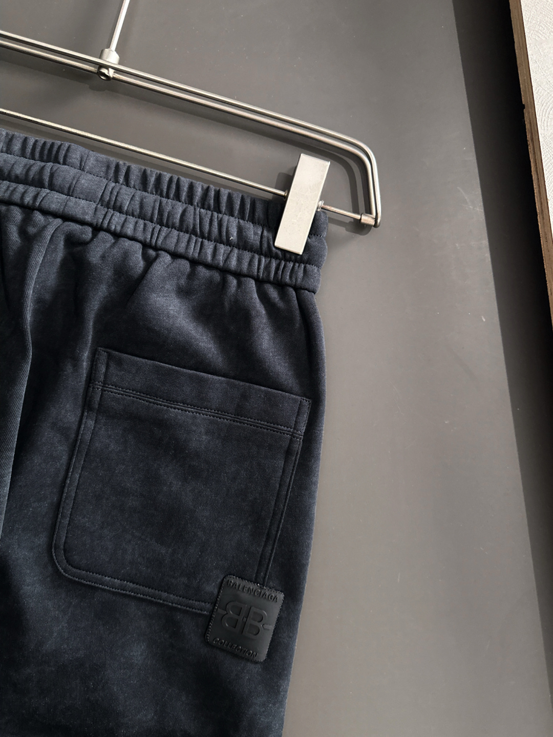 BAL 2025秋冬新品休闲裤，经典款百看不厌，裤身工艺设计，进口客供辅料、面料定制，每个细节做到极致，