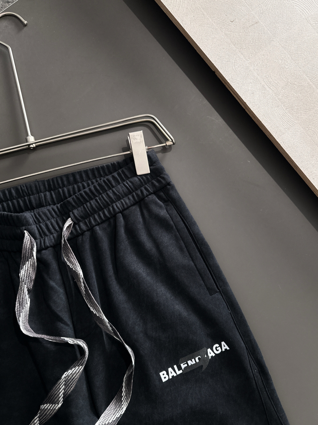 BAL 2025秋冬新品休闲裤，经典款百看不厌，裤身工艺设计，进口客供辅料、面料定制，每个细节做到极致，