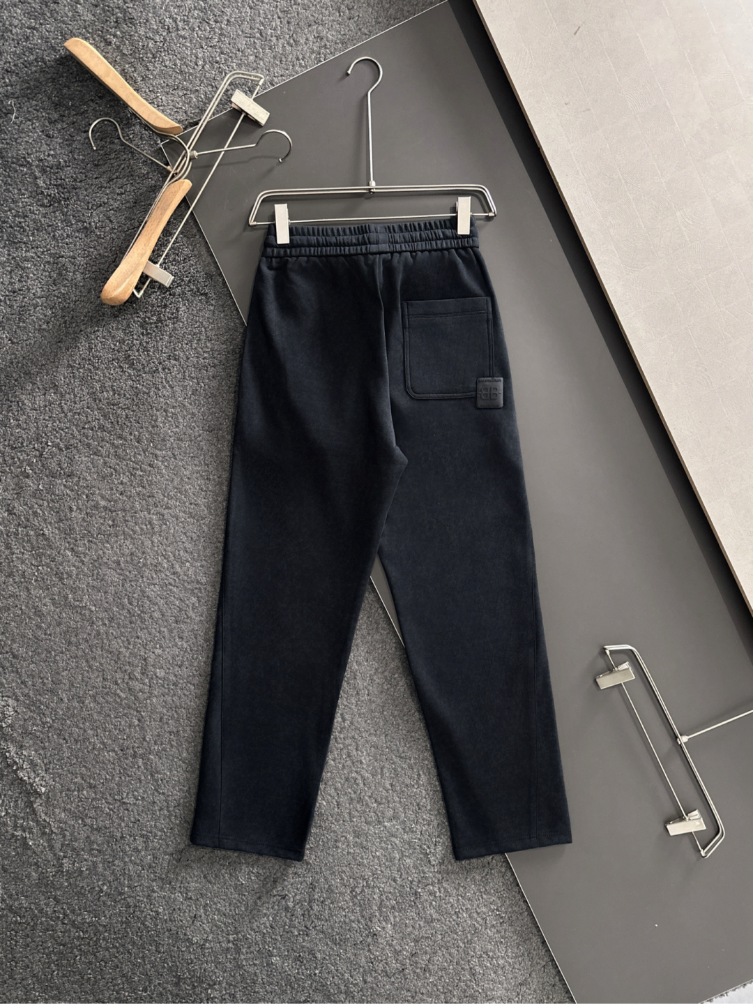 BAL 2025秋冬新品休闲裤，经典款百看不厌，裤身工艺设计，进口客供辅料、面料定制，每个细节做到极致，