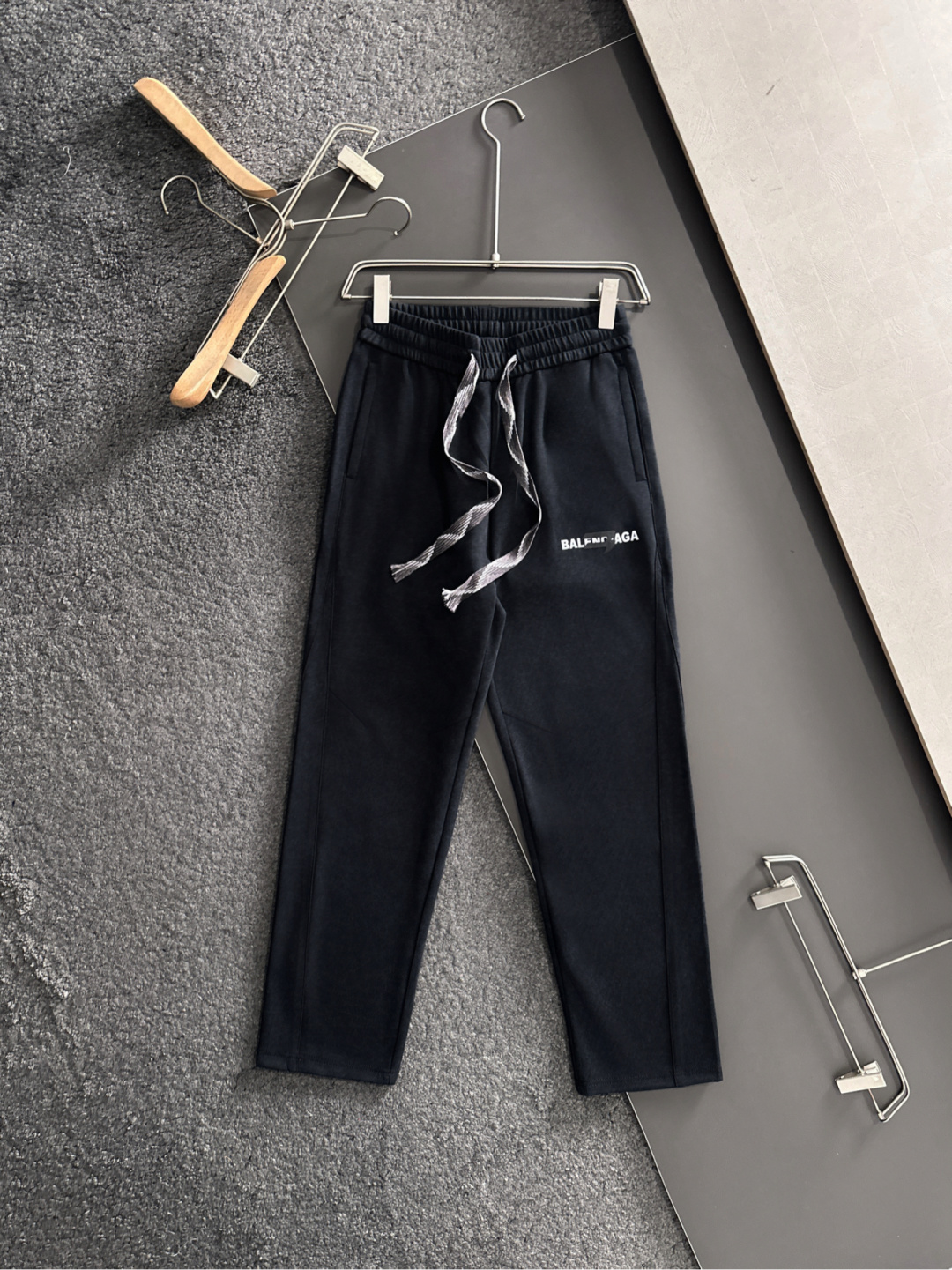 BAL 2025秋冬新品休闲裤，经典款百看不厌，裤身工艺设计，进口客供辅料、面料定制，每个细节做到极致，