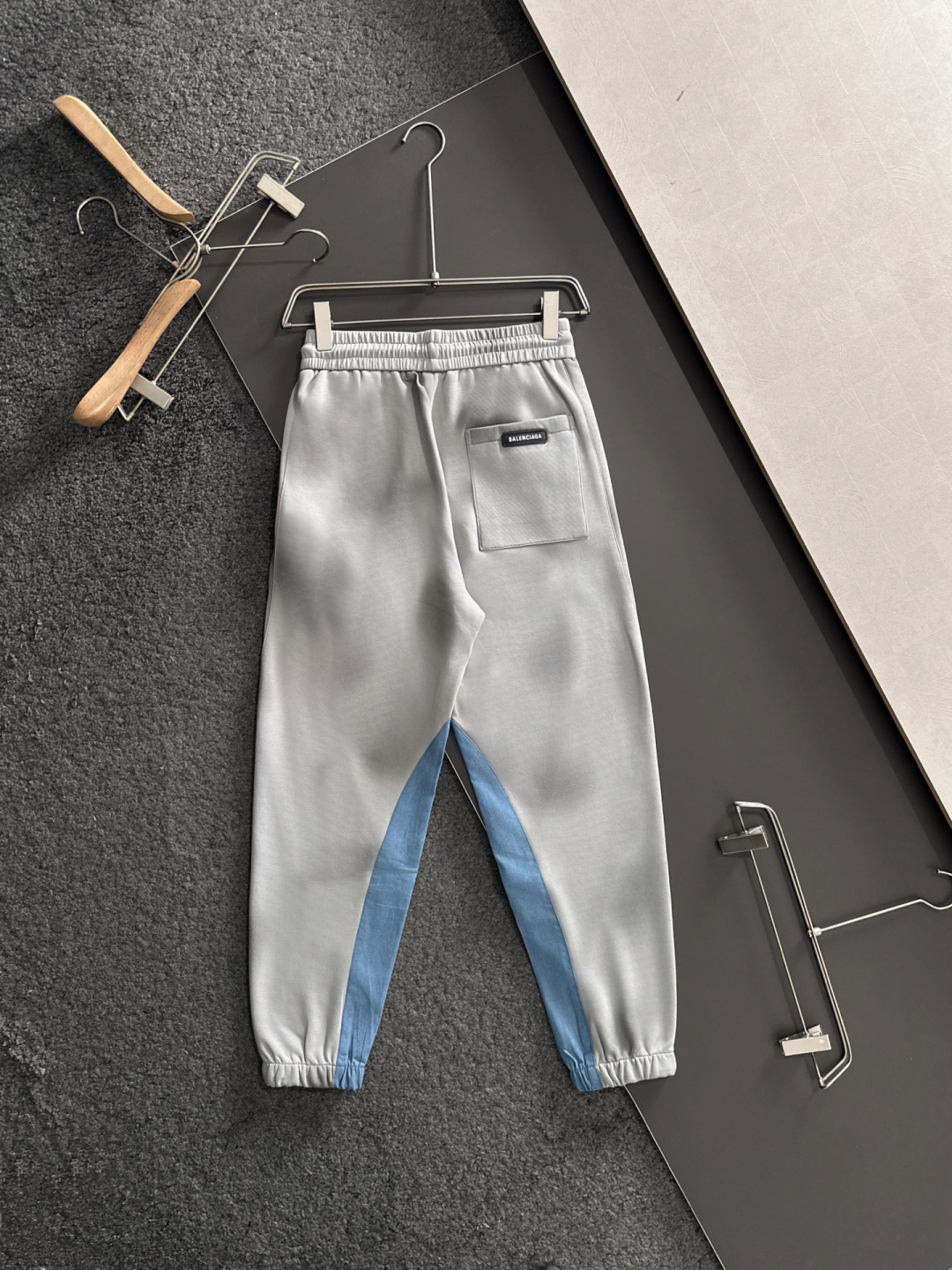 BAL 2025秋冬新品休闲裤，经典款百看不厌，裤身工艺设计，进口客供辅料、面料定制，每个细节做到极致，