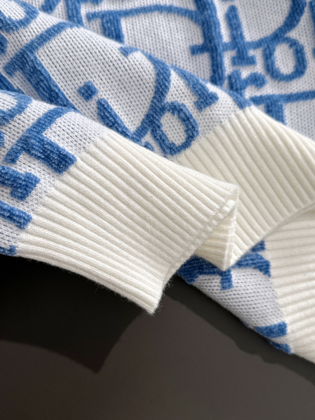 CD 2025秋冬全身提花新款简约圆领针织羊毛衫，精致工艺专柜面料，顶级元素融合打造，经典3标齐全，潮男