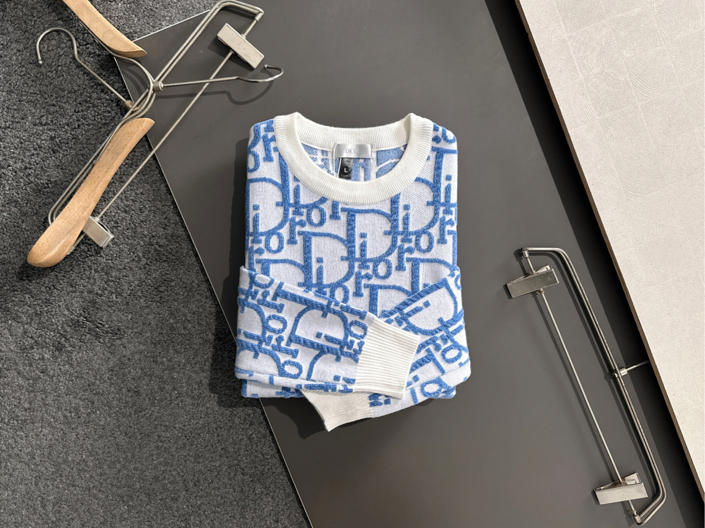 CD 2025秋冬全身提花新款简约圆领针织羊毛衫，精致工艺专柜面料，顶级元素融合打造，经典3标齐全，潮男