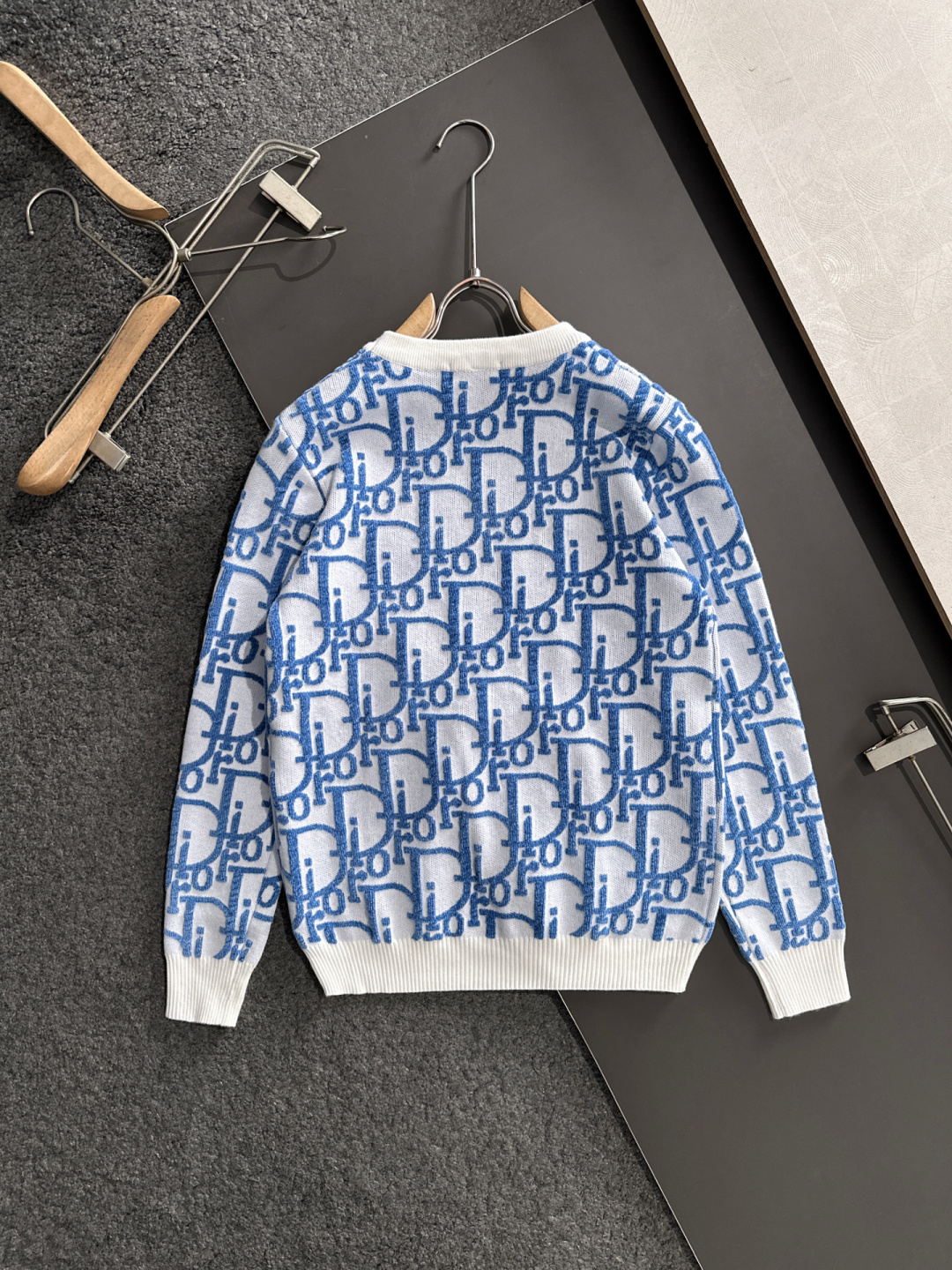 CD 2025秋冬全身提花新款简约圆领针织羊毛衫，精致工艺专柜面料，顶级元素融合打造，经典3标齐全，潮男