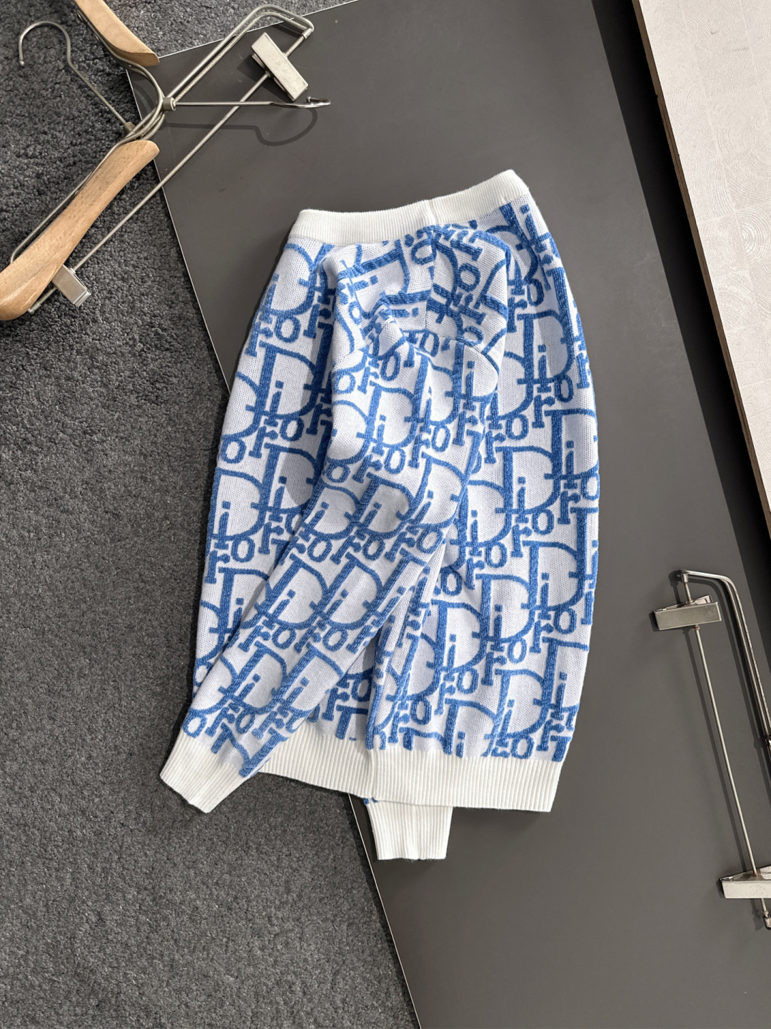 CD 2025秋冬全身提花新款简约圆领针织羊毛衫，精致工艺专柜面料，顶级元素融合打造，经典3标齐全，潮男