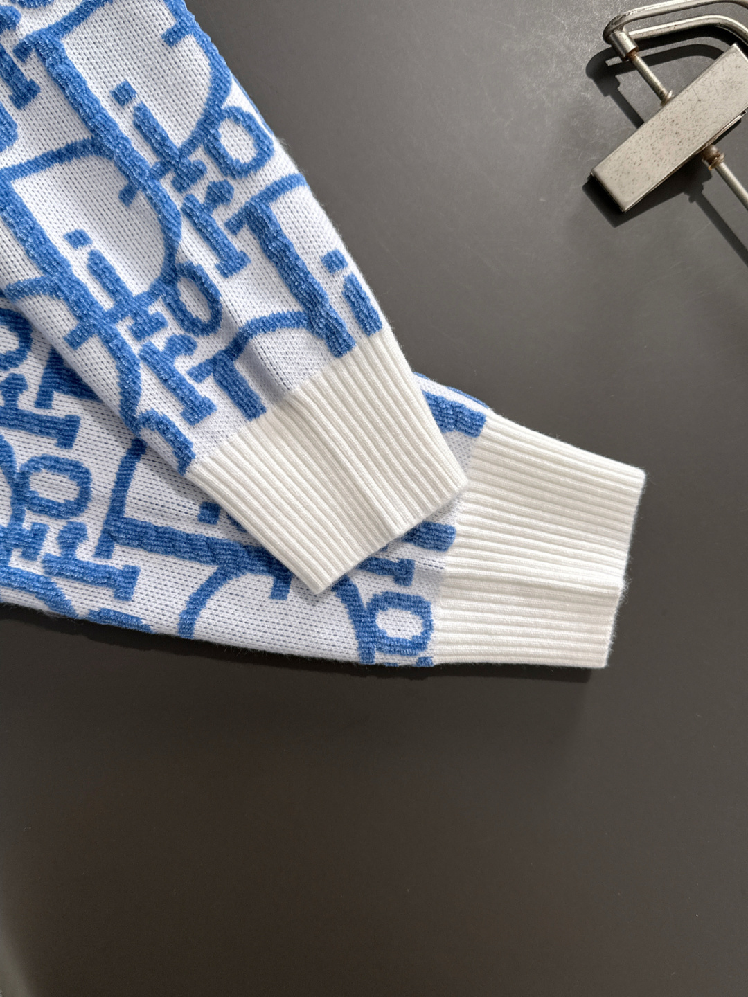 CD 2025秋冬全身提花新款简约圆领针织羊毛衫，精致工艺专柜面料，顶级元素融合打造，经典3标齐全，潮男