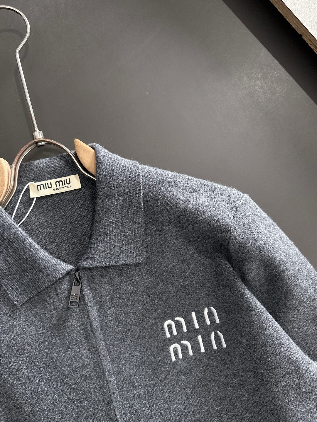 MIU MIU 2025秋冬最新品，专柜同步有售，原单狠货，时尚休闲针织开衫毛衣，上身舒适！吸睛而有亮点