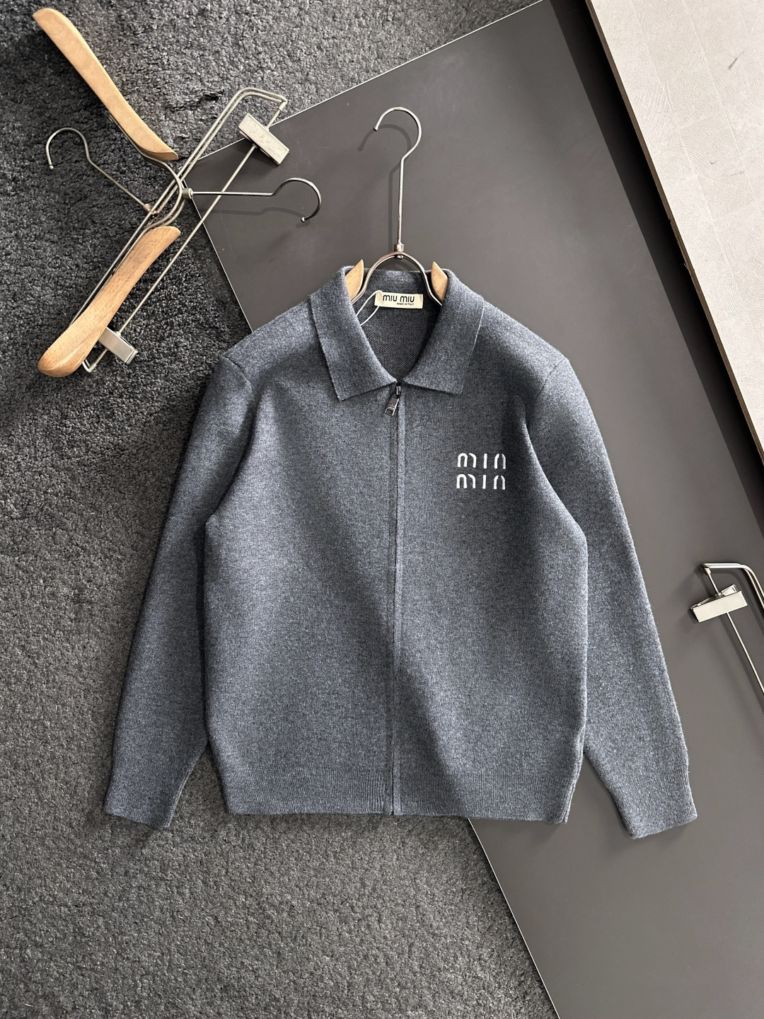 MIU MIU 2025秋冬最新品，专柜同步有售，原单狠货，时尚休闲针织开衫毛衣，上身舒适！吸睛而有亮点