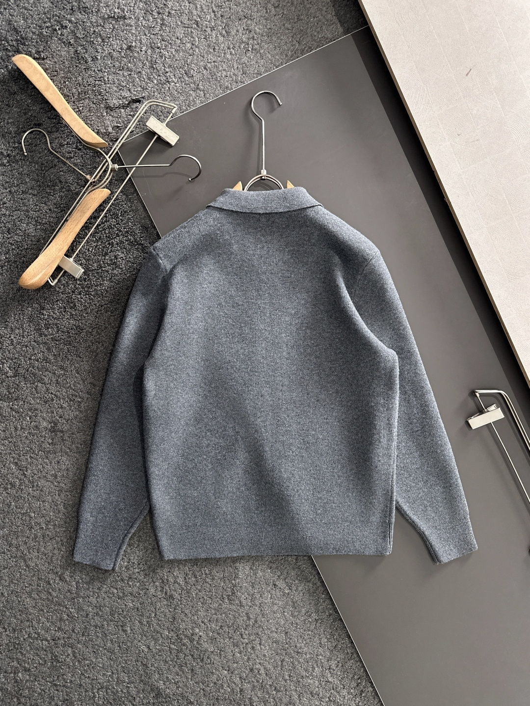 MIU MIU 2025秋冬最新品，专柜同步有售，原单狠货，时尚休闲针织开衫毛衣，上身舒适！吸睛而有亮点