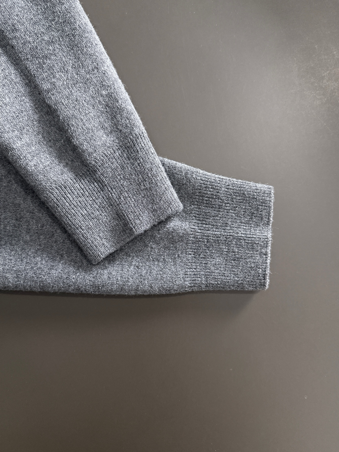 MIU MIU 2025秋冬最新品，专柜同步有售，原单狠货，时尚休闲针织开衫毛衣，上身舒适！吸睛而有亮点