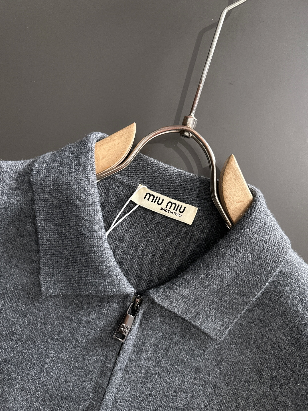 MIU MIU 2025秋冬最新品，专柜同步有售，原单狠货，时尚休闲针织开衫毛衣，上身舒适！吸睛而有亮点