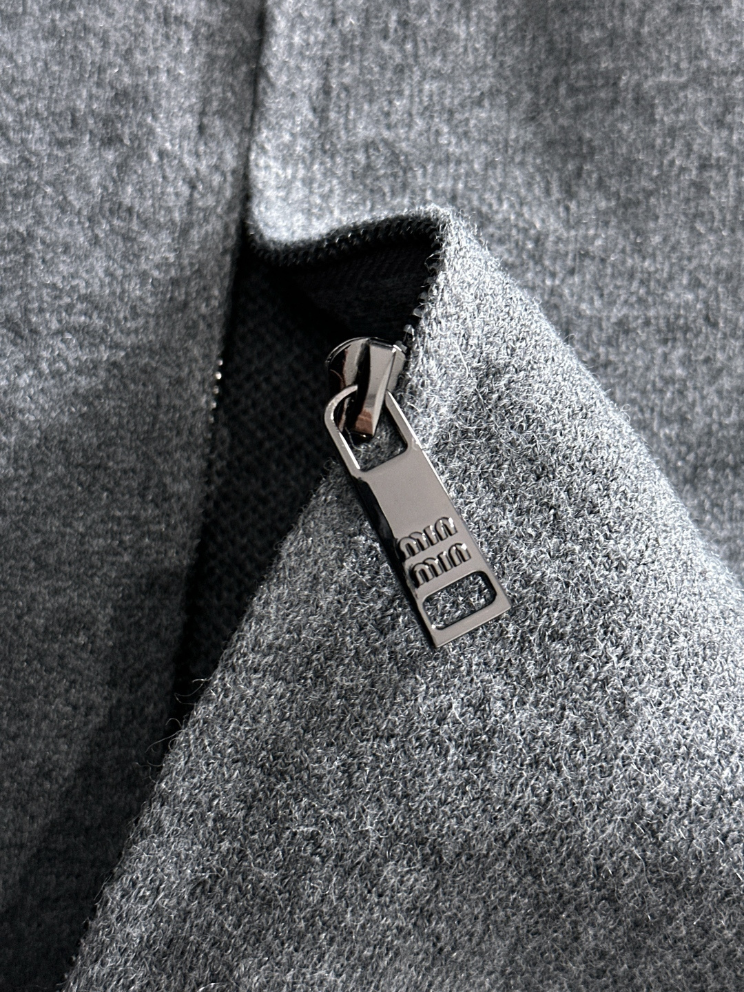 MIU MIU 2025秋冬最新品，专柜同步有售，原单狠货，时尚休闲针织开衫毛衣，上身舒适！吸睛而有亮点