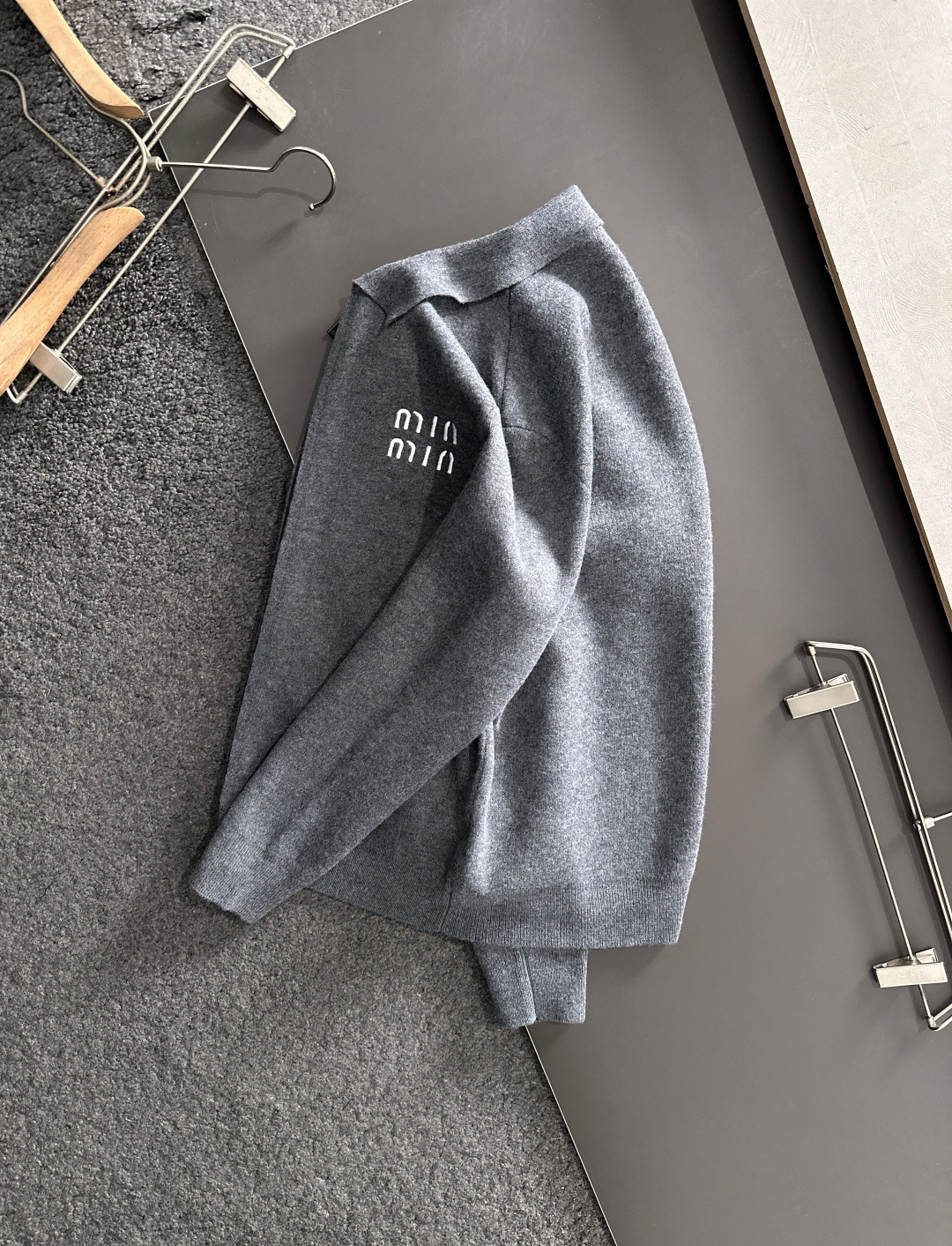 MIU MIU 2025秋冬最新品，专柜同步有售，原单狠货，时尚休闲针织开衫毛衣，上身舒适！吸睛而有亮点