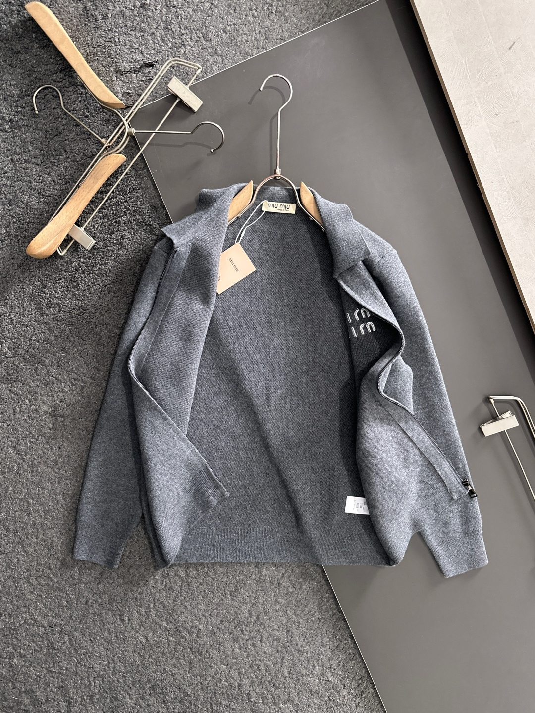 MIU MIU 2025秋冬最新品，专柜同步有售，原单狠货，时尚休闲针织开衫毛衣，上身舒适！吸睛而有亮点