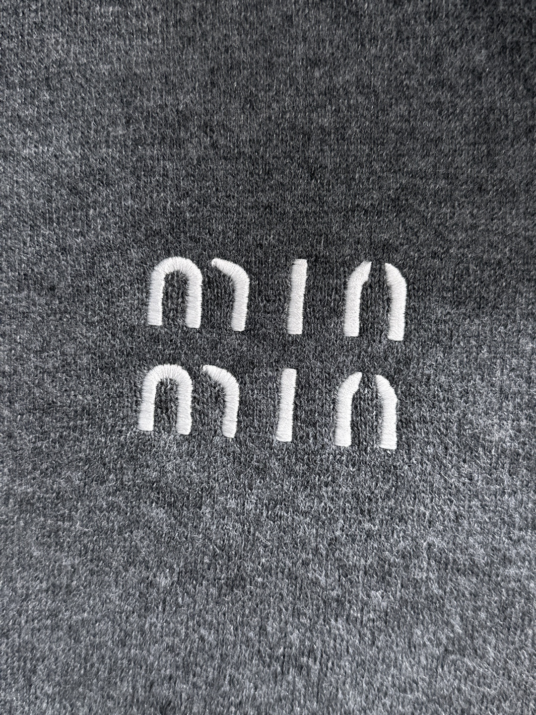 MIU MIU 2025秋冬最新品，专柜同步有售，原单狠货，时尚休闲针织开衫毛衣，上身舒适！吸睛而有亮点