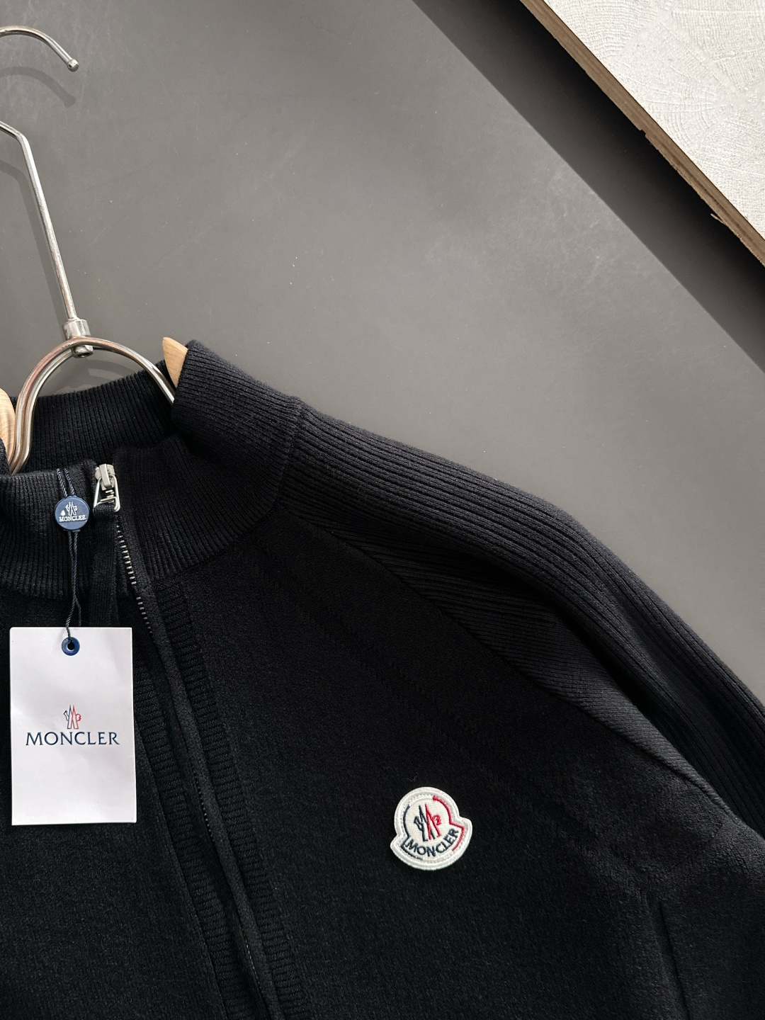 MON 2025SS秋冬新款开衫毛衣，专柜同步发售，采用羊毛混纺针织衫毛衣，经典logo，客供原版纽扣，