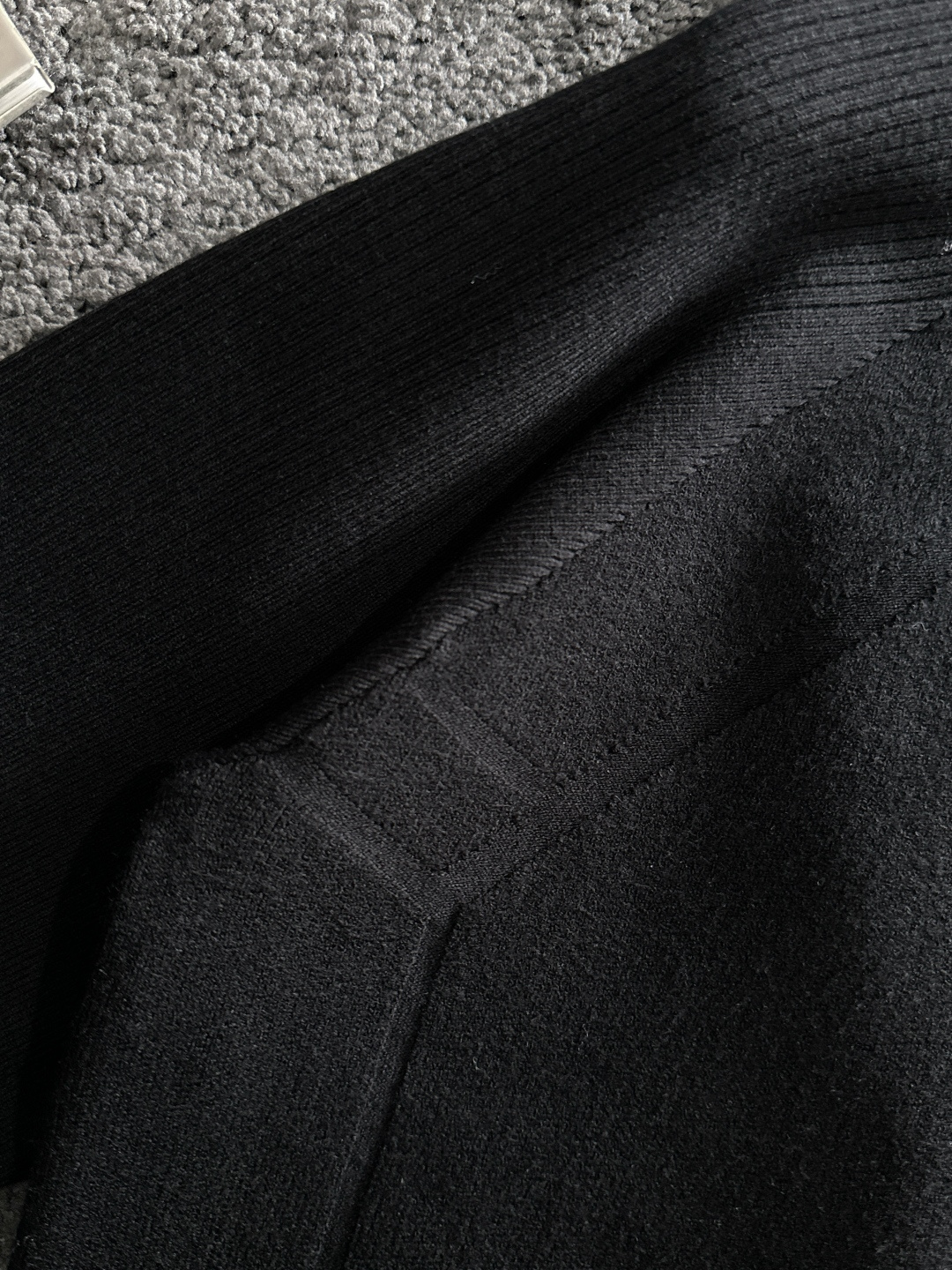 MON 2025SS秋冬新款开衫毛衣，专柜同步发售，采用羊毛混纺针织衫毛衣，经典logo，客供原版纽扣，