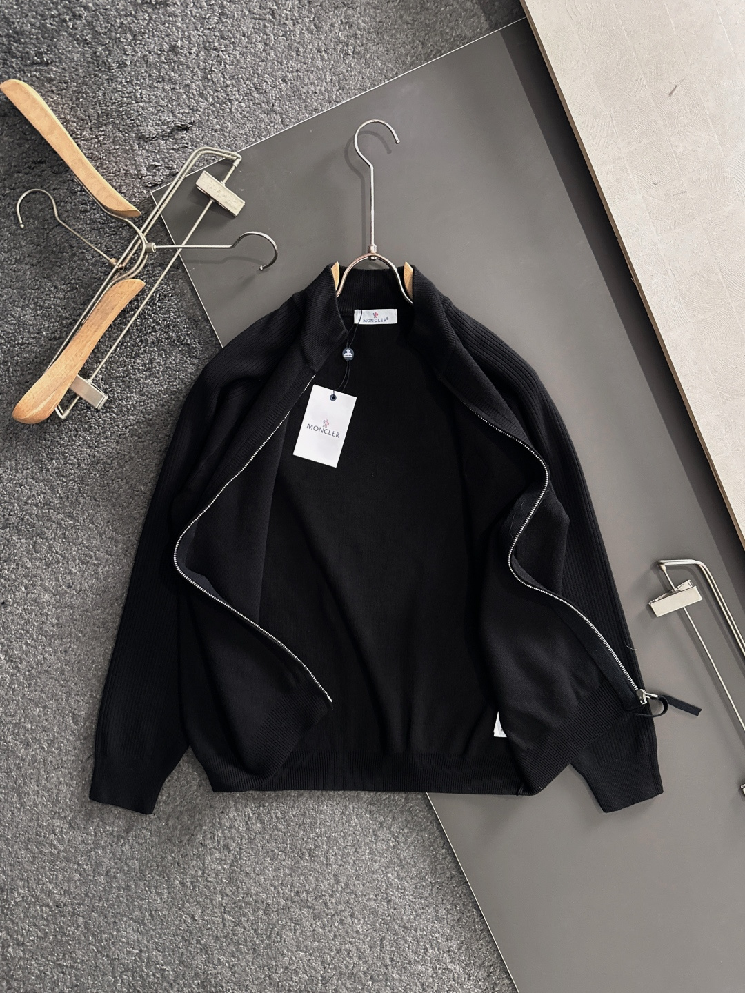 MON 2025SS秋冬新款开衫毛衣，专柜同步发售，采用羊毛混纺针织衫毛衣，经典logo，客供原版纽扣，