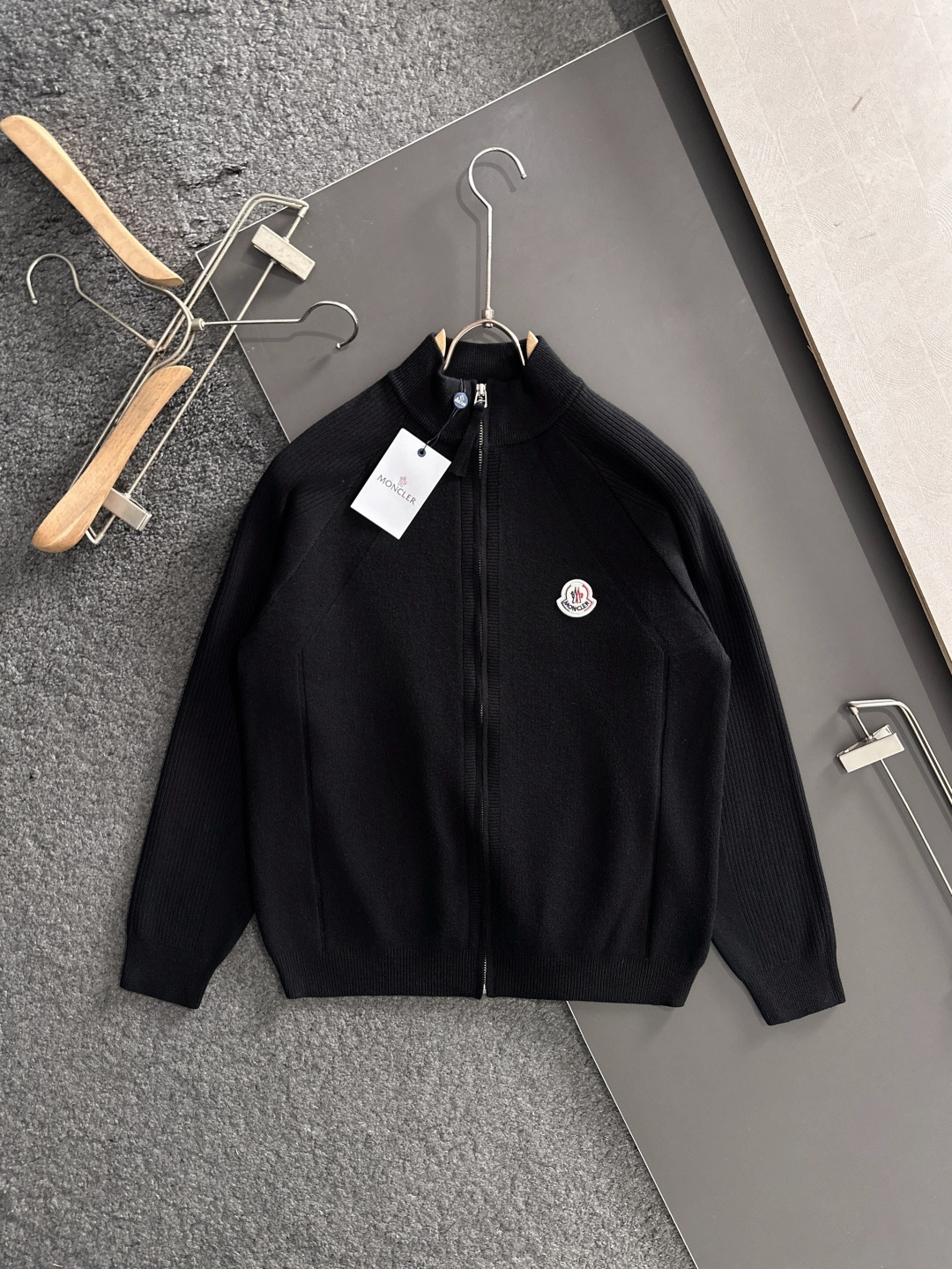 MON 2025SS秋冬新款开衫毛衣，专柜同步发售，采用羊毛混纺针织衫毛衣，经典logo，客供原版纽扣，