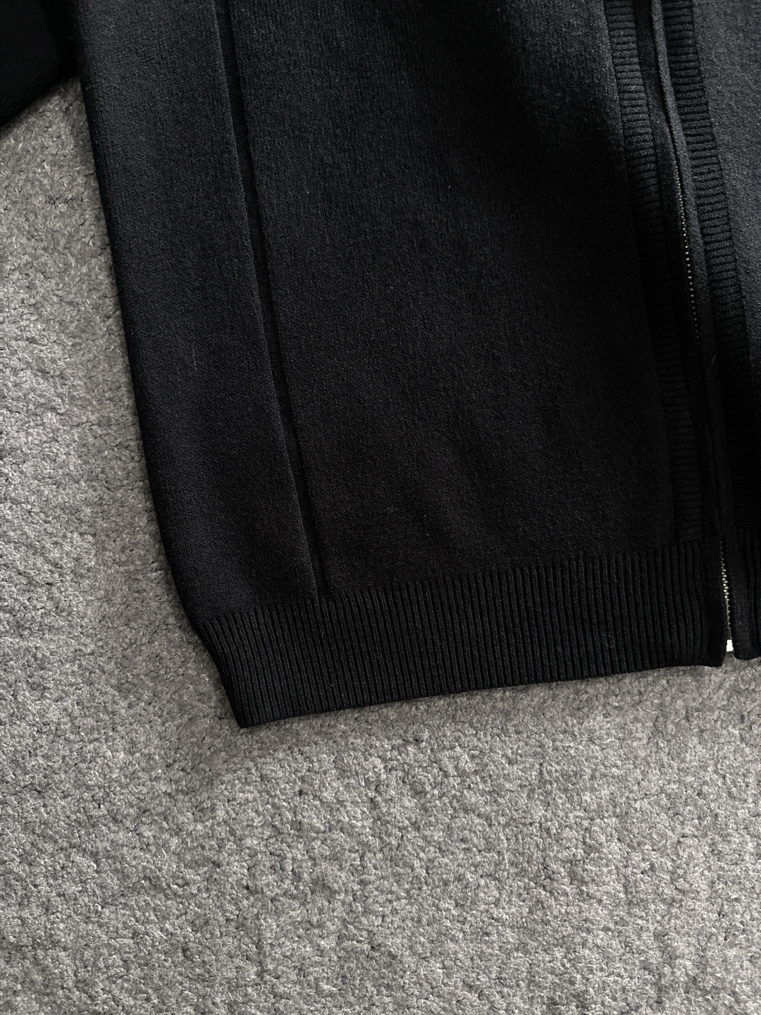 MON 2025SS秋冬新款开衫毛衣，专柜同步发售，采用羊毛混纺针织衫毛衣，经典logo，客供原版纽扣，