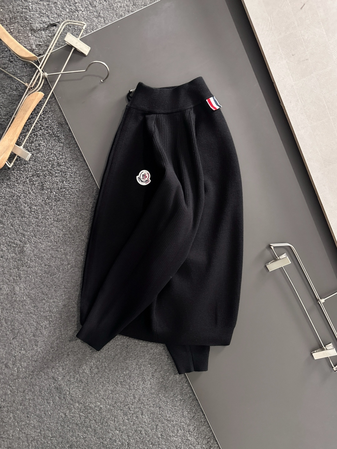 MON 2025SS秋冬新款开衫毛衣，专柜同步发售，采用羊毛混纺针织衫毛衣，经典logo，客供原版纽扣，