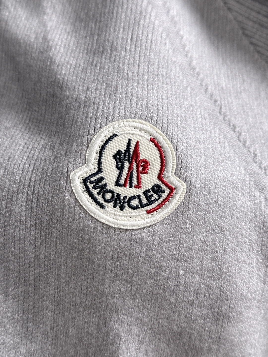 MON 2025SS秋冬新款开衫毛衣，专柜同步发售，采用羊毛混纺针织衫毛衣，经典logo，客供原版纽扣，