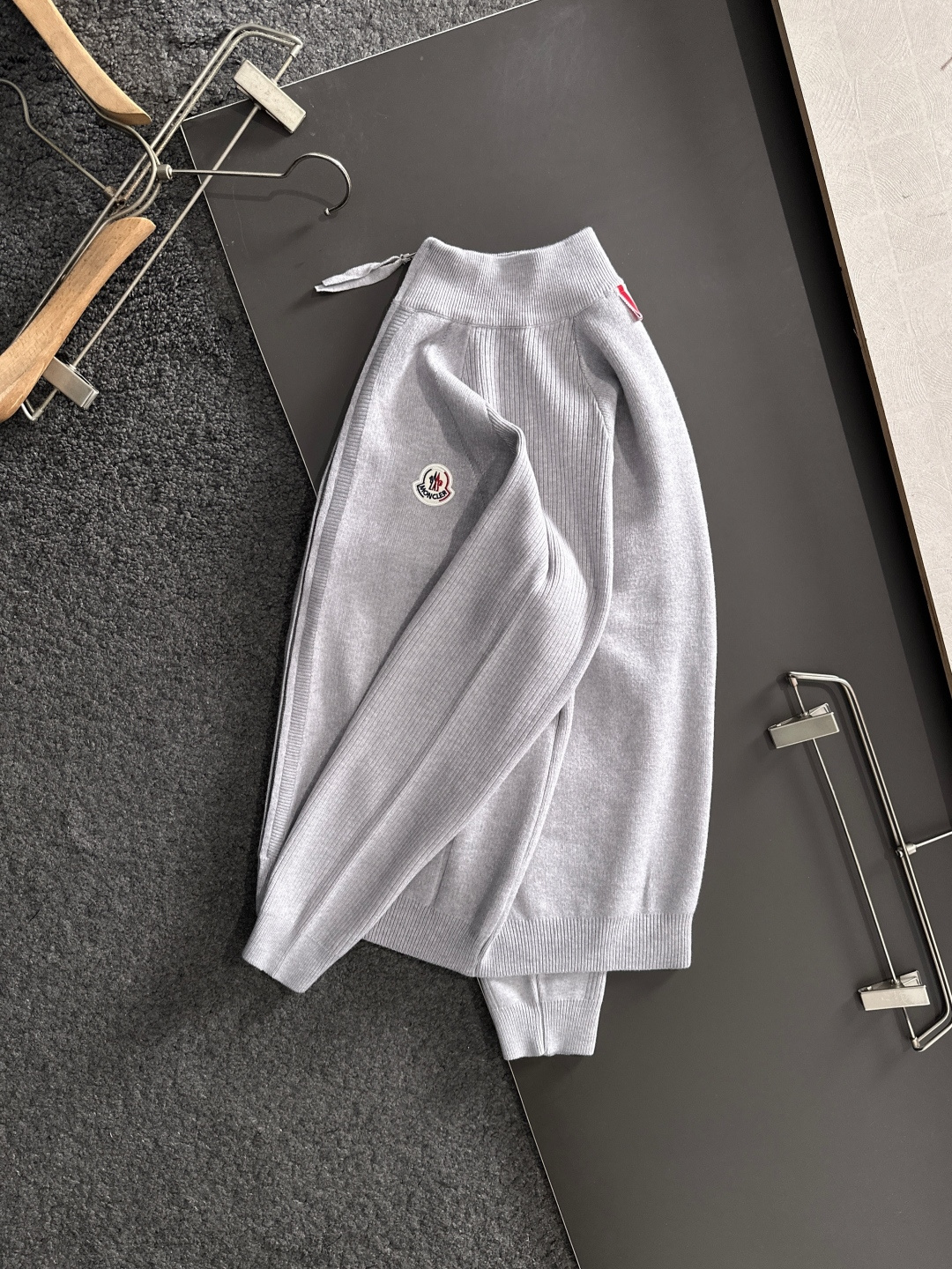 MON 2025SS秋冬新款开衫毛衣，专柜同步发售，采用羊毛混纺针织衫毛衣，经典logo，客供原版纽扣，