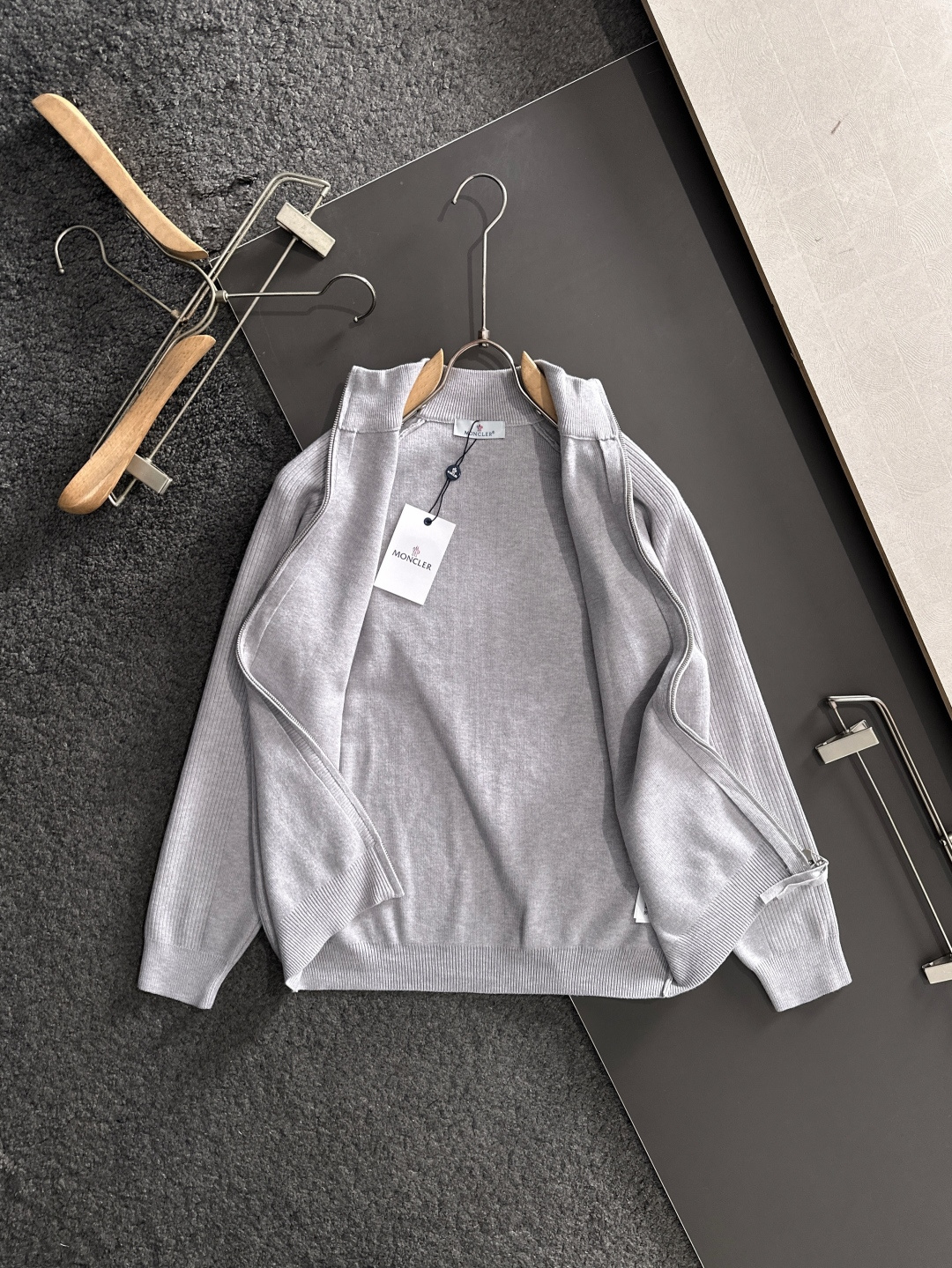 MON 2025SS秋冬新款开衫毛衣，专柜同步发售，采用羊毛混纺针织衫毛衣，经典logo，客供原版纽扣，