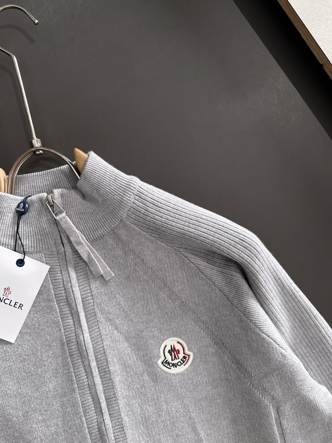 MON 2025SS秋冬新款开衫毛衣，专柜同步发售，采用羊毛混纺针织衫毛衣，经典logo，客供原版纽扣，