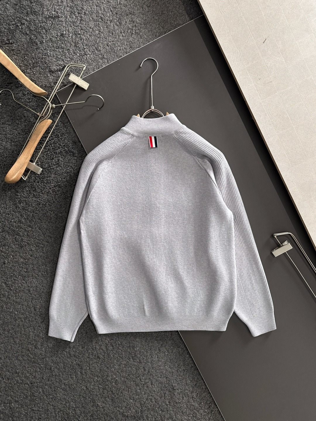 MON 2025SS秋冬新款开衫毛衣，专柜同步发售，采用羊毛混纺针织衫毛衣，经典logo，客供原版纽扣，