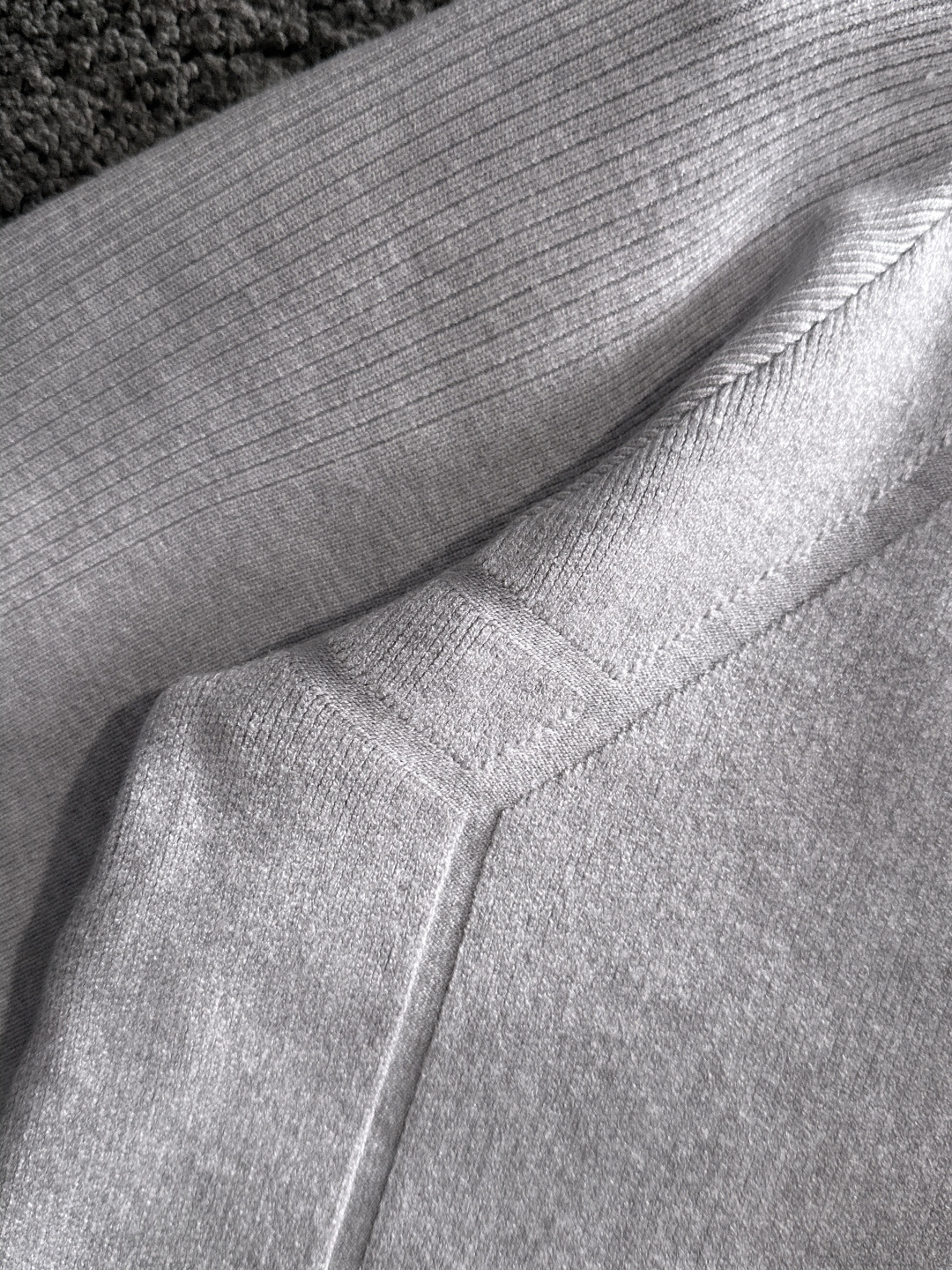 MON 2025SS秋冬新款开衫毛衣，专柜同步发售，采用羊毛混纺针织衫毛衣，经典logo，客供原版纽扣，