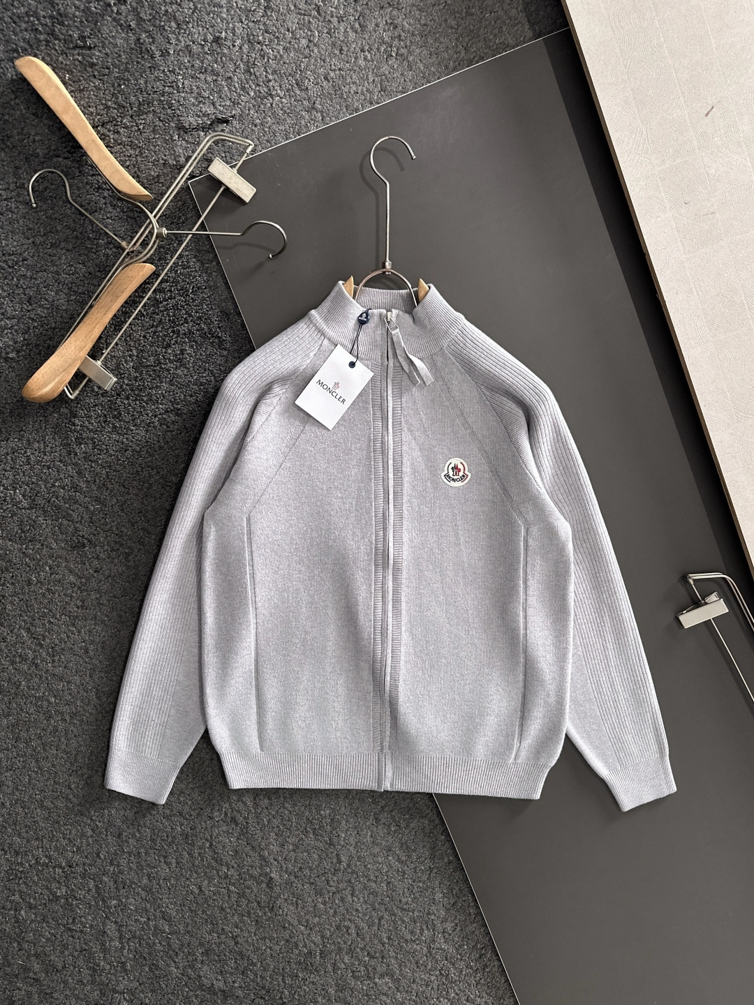 MON 2025SS秋冬新款开衫毛衣，专柜同步发售，采用羊毛混纺针织衫毛衣，经典logo，客供原版纽扣，