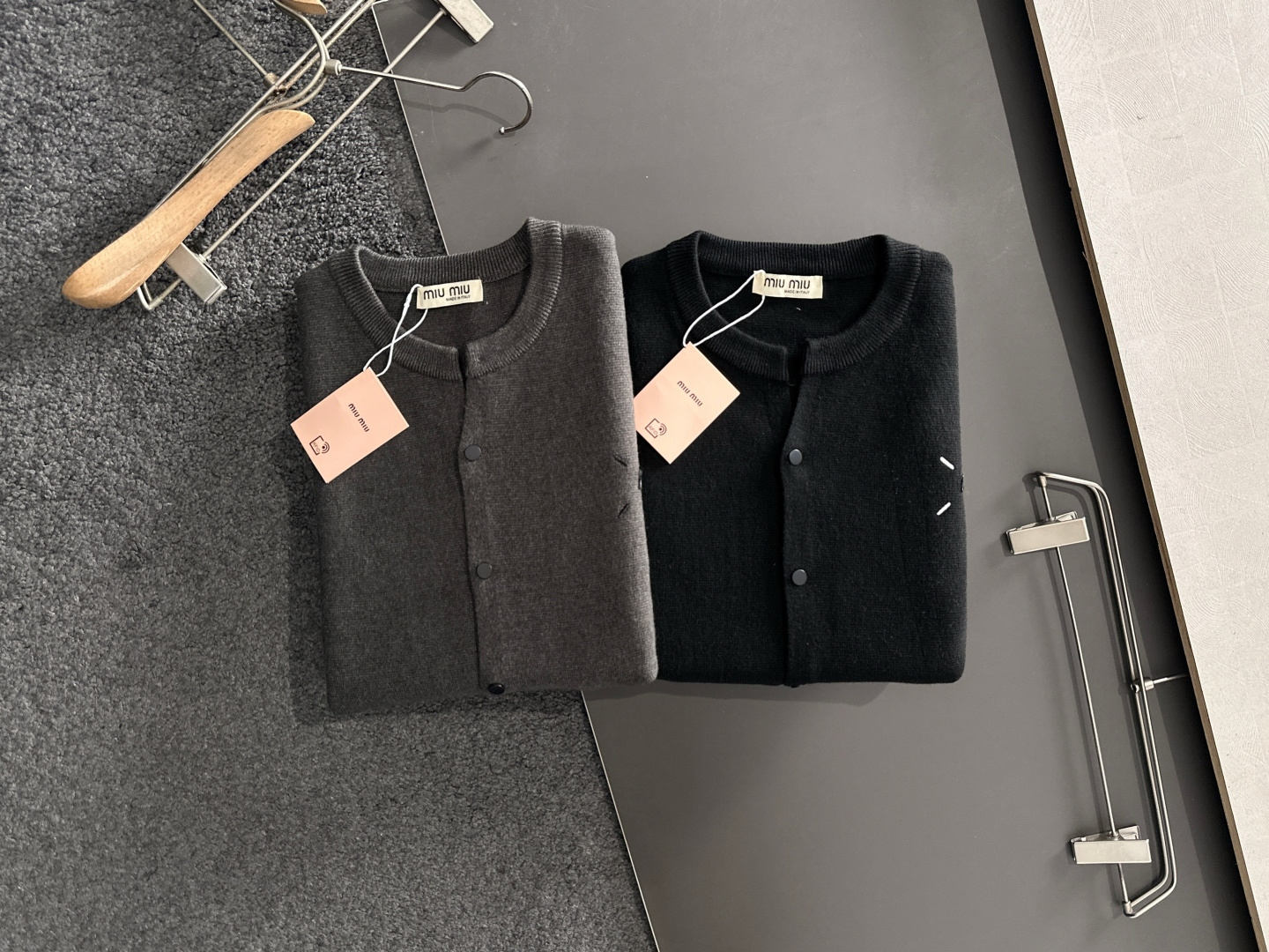 MIU MIU 2025秋冬最新品，专柜同步有售，原单狠货，时尚休闲针织开衫毛衣，上身舒适！吸睛而有亮点