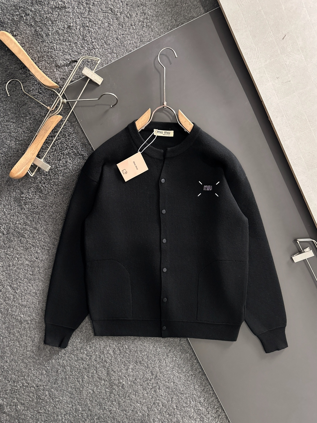 MIU MIU 2025秋冬最新品，专柜同步有售，原单狠货，时尚休闲针织开衫毛衣，上身舒适！吸睛而有亮点