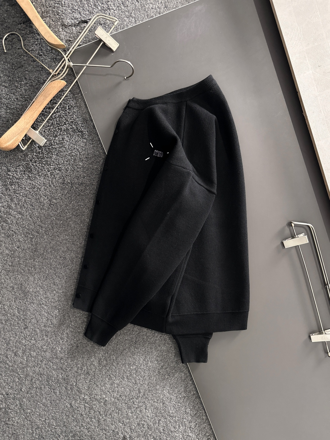 MIU MIU 2025秋冬最新品，专柜同步有售，原单狠货，时尚休闲针织开衫毛衣，上身舒适！吸睛而有亮点