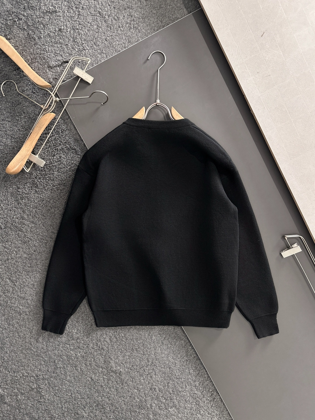 MIU MIU 2025秋冬最新品，专柜同步有售，原单狠货，时尚休闲针织开衫毛衣，上身舒适！吸睛而有亮点