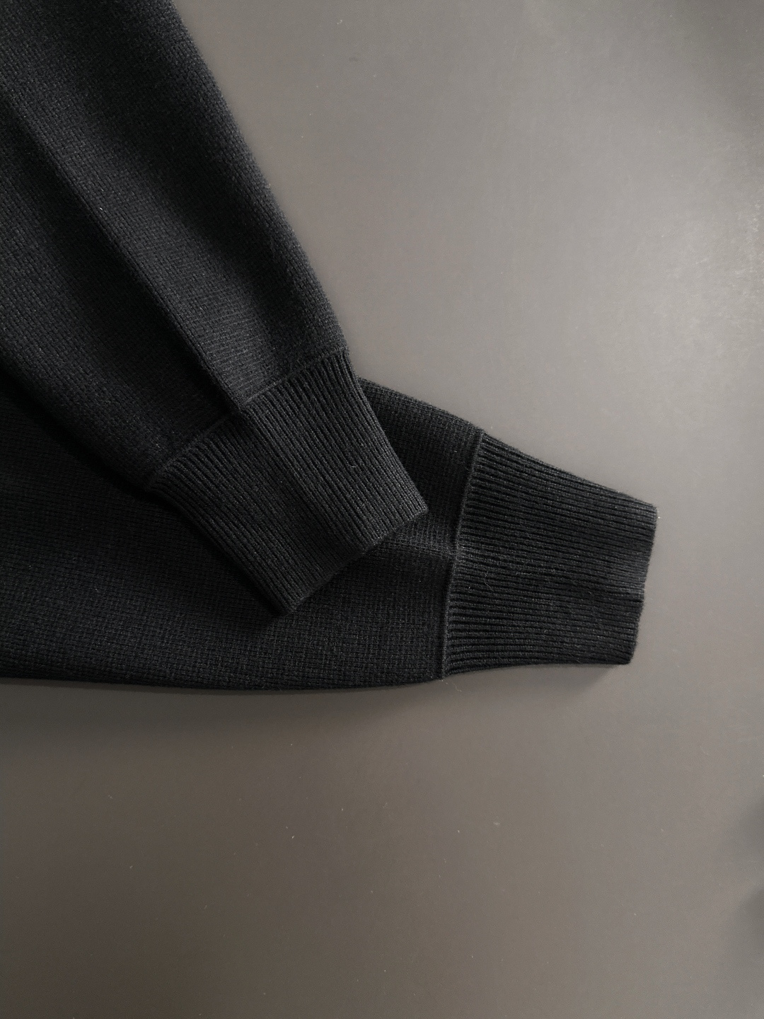 MIU MIU 2025秋冬最新品，专柜同步有售，原单狠货，时尚休闲针织开衫毛衣，上身舒适！吸睛而有亮点