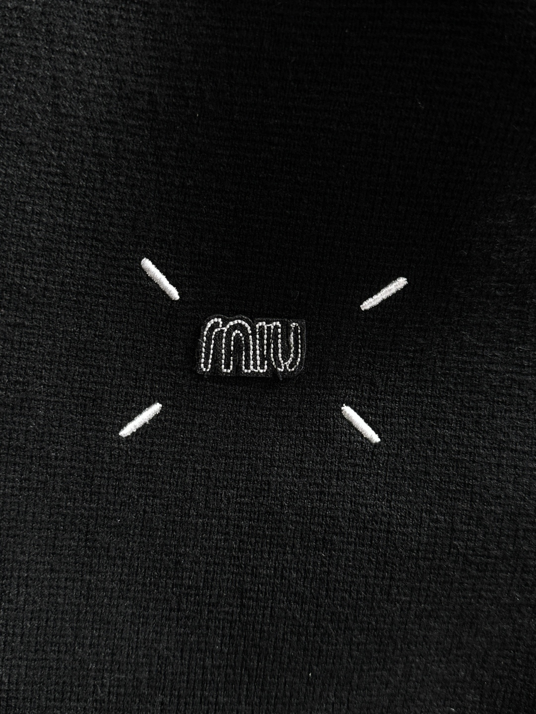 MIU MIU 2025秋冬最新品，专柜同步有售，原单狠货，时尚休闲针织开衫毛衣，上身舒适！吸睛而有亮点