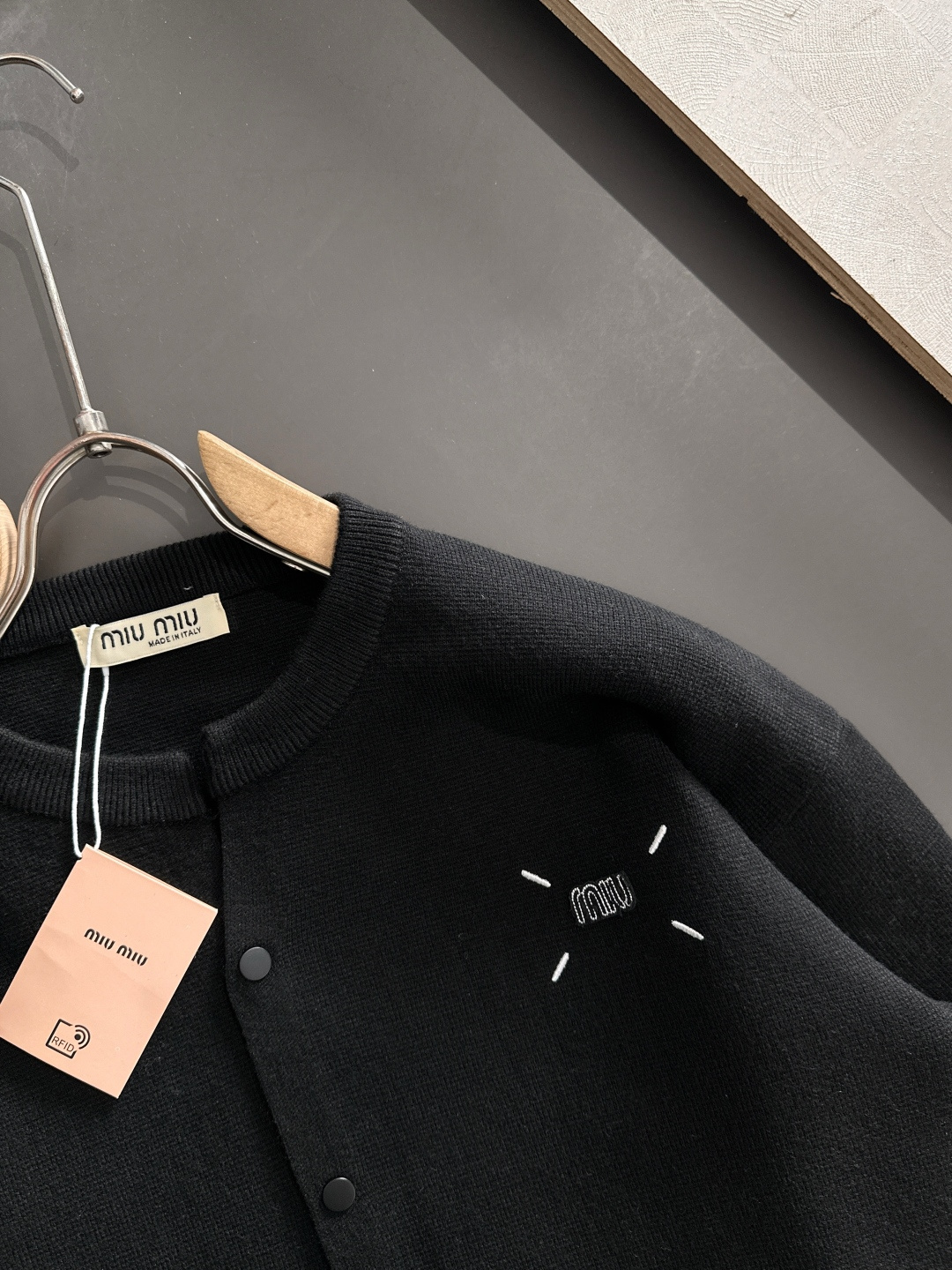 MIU MIU 2025秋冬最新品，专柜同步有售，原单狠货，时尚休闲针织开衫毛衣，上身舒适！吸睛而有亮点