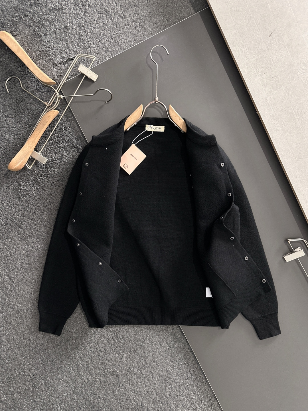 MIU MIU 2025秋冬最新品，专柜同步有售，原单狠货，时尚休闲针织开衫毛衣，上身舒适！吸睛而有亮点