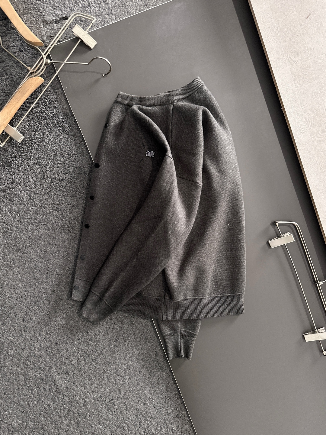 MIU MIU 2025秋冬最新品，专柜同步有售，原单狠货，时尚休闲针织开衫毛衣，上身舒适！吸睛而有亮点