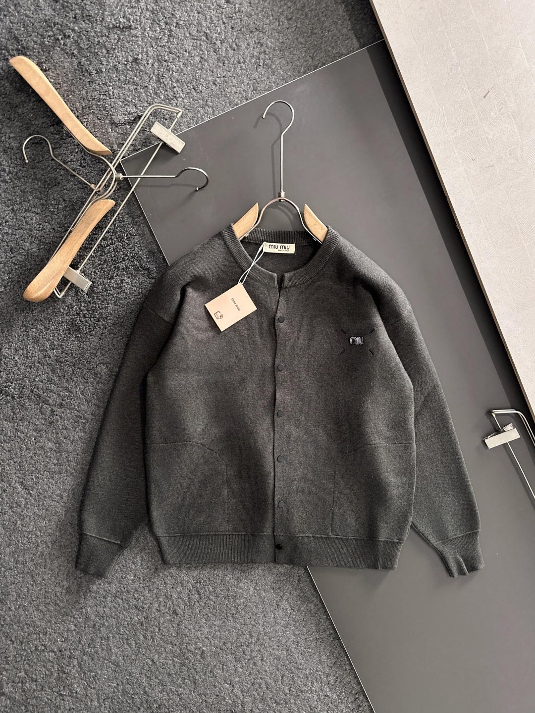 MIU MIU 2025秋冬最新品，专柜同步有售，原单狠货，时尚休闲针织开衫毛衣，上身舒适！吸睛而有亮点